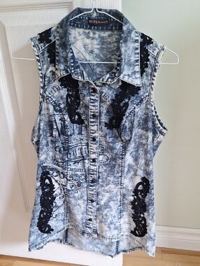 Rufen Acid-Wash Sleeveless Button-Down Shirt with Black Appliqué